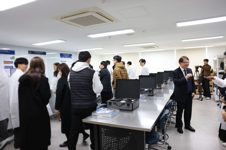 [서울=뉴시스] 18일 명지대 '반도체 특성화대학 지원사업' 현장 방문 행사에서 교육부 및 한국산업기술기획평가원 소속 참가자들이 실습 환경을 둘러보고 있다. (사진=명지대 제공) 2026.03.20. photo@newsis.com *재판매 및 DB 금지