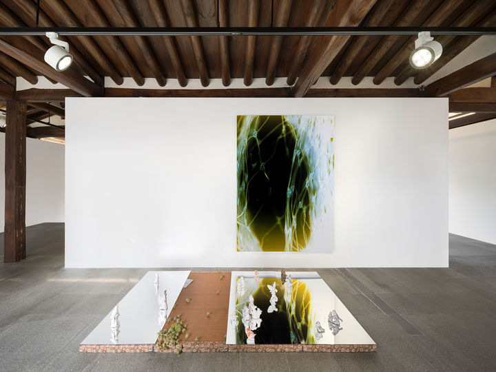 국제갤러리 한옥 로터스 강 개인전 《코라(Chora)》 설치전경. 국제갤러리 제공 *재판매 및 DB 금지