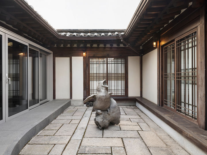 국제갤러리 한옥 로터스 강 개인전 《코라(Chora)》 설치전경. 국제갤러리 제공. *재판매 및 DB 금지