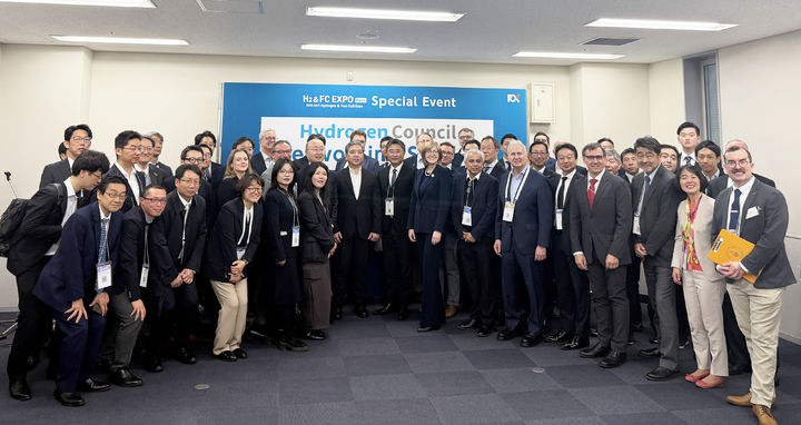 [서울=뉴시스] 장재훈(첫째 줄 왼쪽 일곱 번째) 현대차그룹 부회장과 수소위원회 관계자들이 최근 일본 도쿄 빅사이트에서 열린 네트워킹 세션에서 기념사진을 촬영하고 있다. (사진=현대차그룹 제공) 2026.3.20. photo@newsis.com *재판매 및 DB 금지