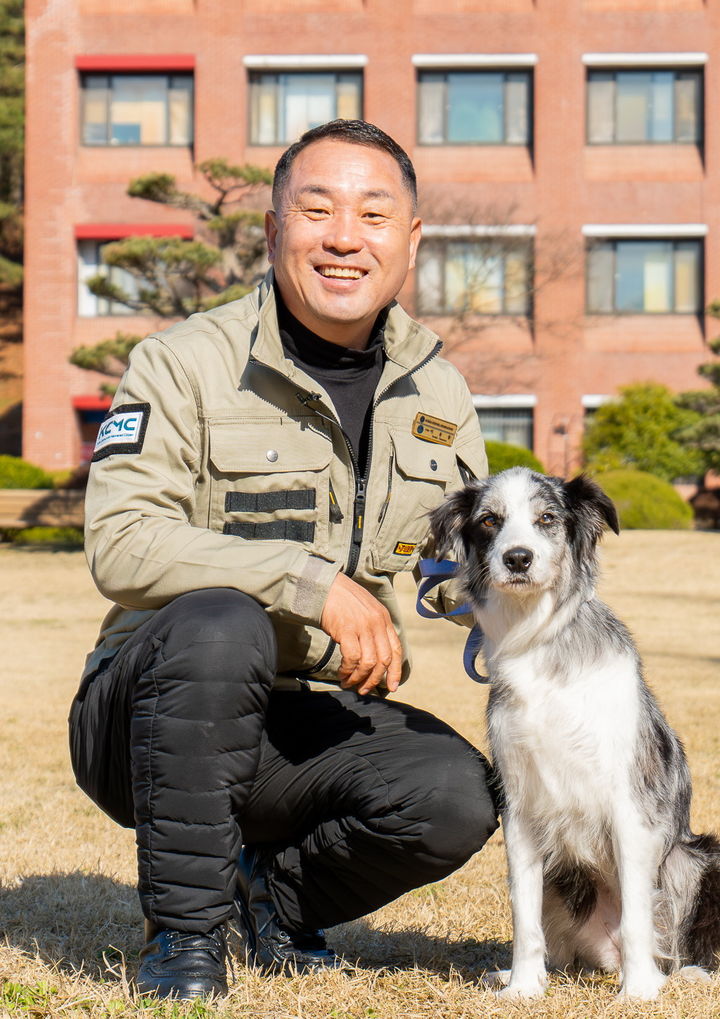 [나주=뉴시스] 동신대학교 반려동물학과 석좌교수로 임명된 국내 1세대 반려동물 행동지도사 이웅종씨. (사진=동신대 제공) 2026.03.20. photo@newsis.com *재판매 및 DB 금지