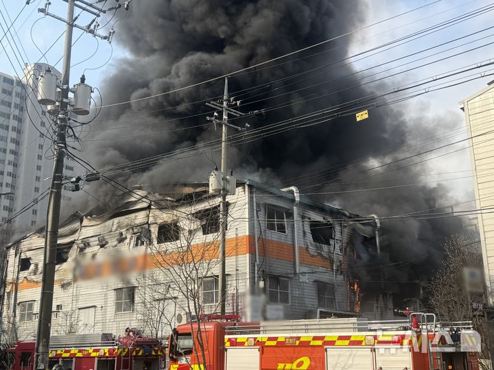 [의정부=뉴시스] 20일 오전 7시35분께 경기도 의정부시 용현산업단지(용현산단) 내 섬유공장에서 불이 나 소방당국이 진화 중이다. (사진=독자 제공) 2026.03.20 photo@newsis.com