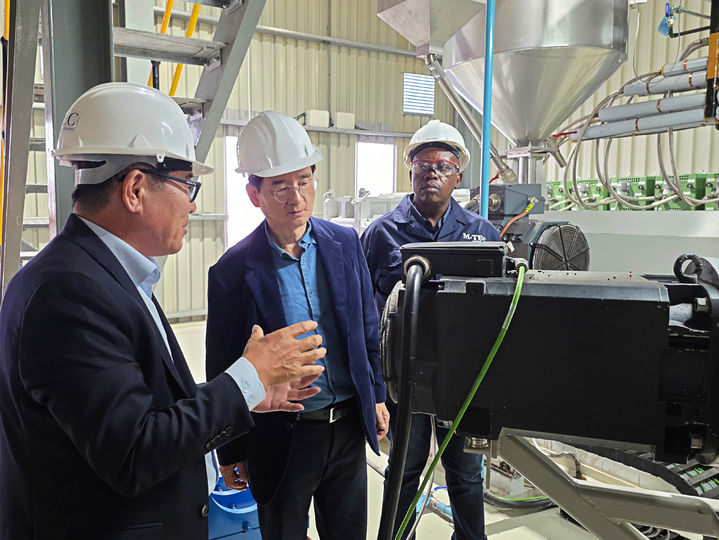 [서울=뉴시스] 김선규 호반그룹 회장(가운데)이 대한전선 남아프리카공화국 생산법인 엠텍을 방문해 생산 현장을 살펴보고 있다. (사진=호반 제공) 2026.03.20. photo@newsis.com *재판매 및 DB 금지