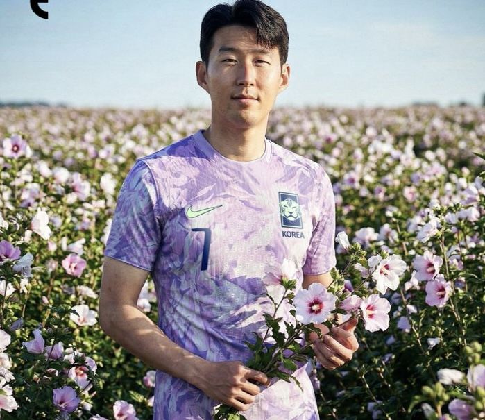 [서울=뉴시스] 손흥민이 원정 유니폼을 입고 무궁화를 들고 있는 합성 이미지. (사진=푸티헤드라인스 홈페이지 캡처) *재판매 및 DB 금지