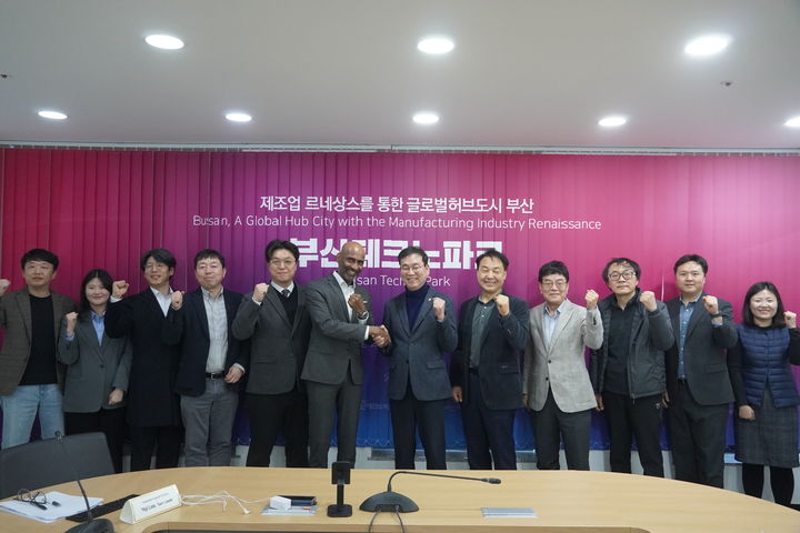 [부산=뉴시스] 부산테크노파크(부산TP)는 19일 양정 오픈오피스에서 전 직원을 대상으로 '인공지능(AI) 시대 산업 전환과 조직 역량 구축'을 주제로 초청 강연을 개최했다. (사진=부산테크노파크 제공) 2026.03.20. photo@newsis.com *재판매 및 DB 금지