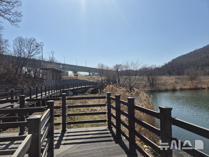 [성남=뉴시스] 성남시 대왕저수지 수변공원 산책로 (사진=성남시 제공) 2026.03.20.photo@newsis.com