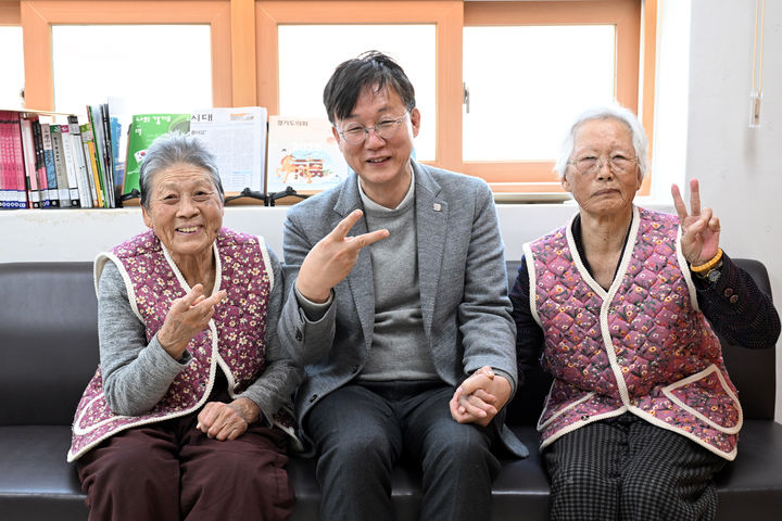 [안산=뉴시스] 이민근 경기 안산시장(사진 가운데)이 19일 풍도·육도 주민과의 현장소통 간담회에서 어르신들과 사진촬영을 하고 있다.(사진=안산시 제공) 2026.03.20.photo@newsis.com *재판매 및 DB 금지