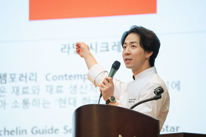 [서울=뉴시스] 17일 동국대에서 손종원 셰프가 교양 강좌 특강을 진행하고 있다. (사진=동국대 제공) 2026.03.20. photo@newsis.com *재판매 및 DB 금지