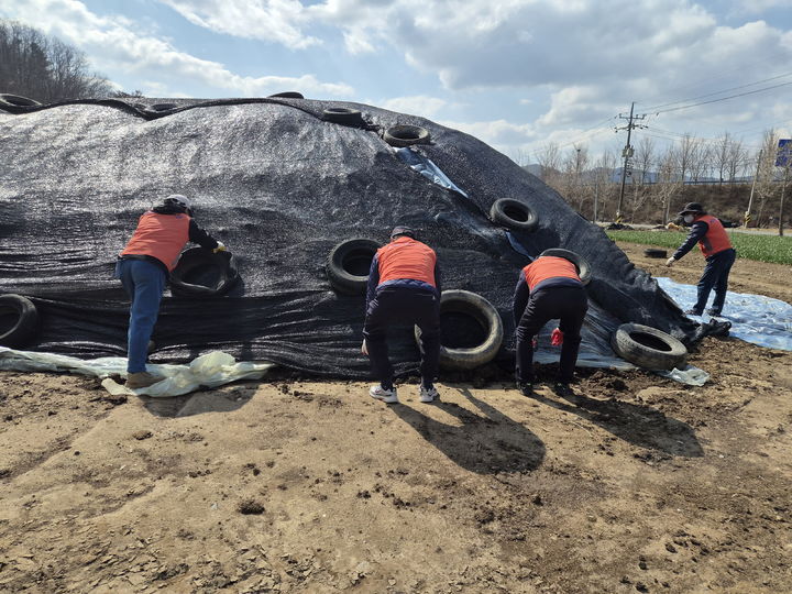 [창녕=뉴시스] 환경기동감시단이 퇴비가 야적된 장소를 단속하고 있다. (사진= 창녕군 제공) 2026.03.20. photo@newsis.com *재판매 및 DB 금지