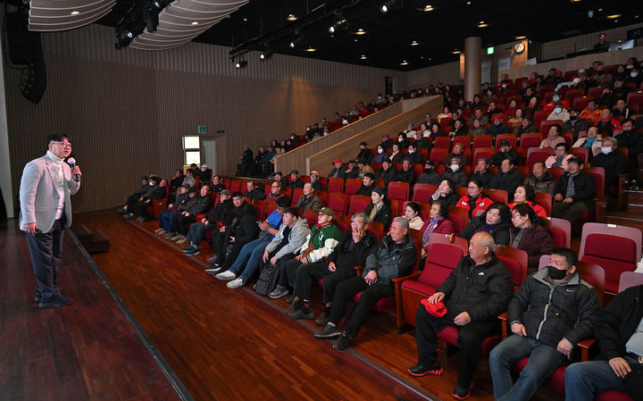 지난 18~19일 정선군 문화예술회관에서 기간제 및 공무직 근로자 448명을 대상으로 ‘2026년 1분기 산업안전·보건 정기 교육’을 실시하고 있다.(사진=정선군 제공) *재판매 및 DB 금지