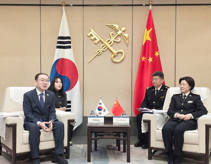 [베이징=뉴시스] 이명구 관세청장(왼쪽)과 쑨메이쥔 중국 해관총서 서장이 19일 중국 베이징 소재 중국해관에서 열린 '제20차 한-중 관세청장' 회의를 마친 뒤 이야기를 나누고 있다. (사진=관세청 제공) 2026.03.20. photo@newsis.com&nbsp; *재판매 및 DB 금지