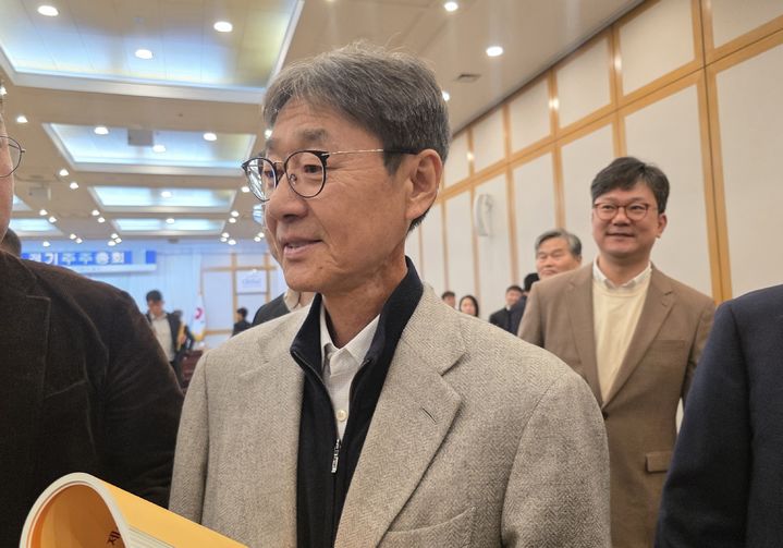 [서울=뉴시스] 이주혜 기자 = 20일 서울 동작구 신대방동 농심빌딩에서 열린 농심 정기주주총회가 끝난 후 신동원 농심 회장이 기자들과 만나 질문에 답변하고 있다. 2026. 03. 20. winjh@newsis.com *재판매 및 DB 금지