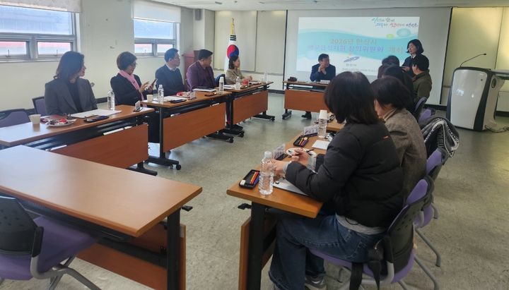 [안산=뉴시스] 이억배 농업기술센터소장이 19일 농업기술센터에서 '학교급식지원심의위원회'를 주재하고 있다.(사진=안산시 제공) 2026.03.20. photo@newsis.com *재판매 및 DB 금지