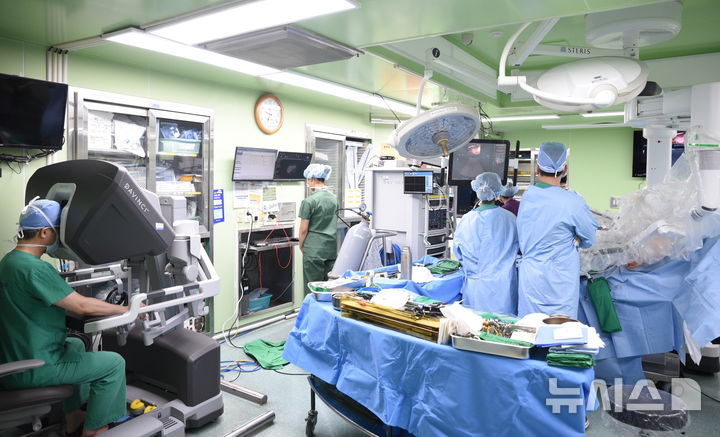 [서울=뉴시스] 김경식 한양대병원 외과 교수가 간 5구역 로봇절제술을 시행하고 있다. (사진= 한양대병원 제공)
