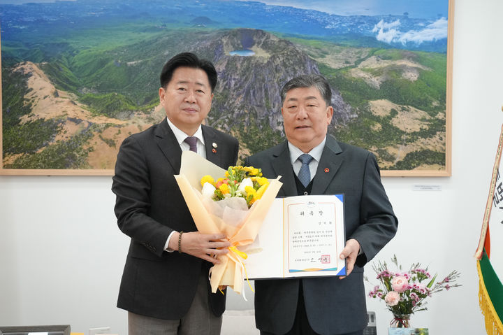 [제주=뉴시스] 제주도가 강덕환 전 제주작가회의 회장을 제주문학관 제5대 명예관장으로 위촉했다. 사진은 강 명예관장(오른쪽)과 오영훈 제주지사가 기념사진을 촬영하는 모습. (사진=제주도 제공) 2026.03.20. photo@newsis.com *재판매 및 DB 금지