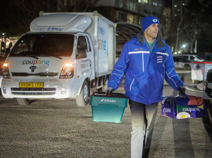 [서울=뉴시스] 로저스 대표가 프레시백을 들고 배송업무를 하고 있는 모습 (사진=쿠팡 제공) 2026.03.20. photo@newsis.com *재판매 및 DB 금지