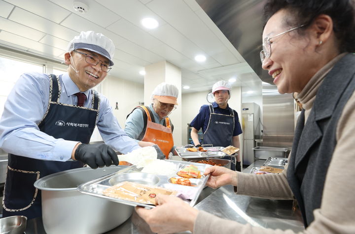 [서울=뉴시스] 대청경로당 배식봉사. 2026.03.20. (사진=강남구 제공) *재판매 및 DB 금지