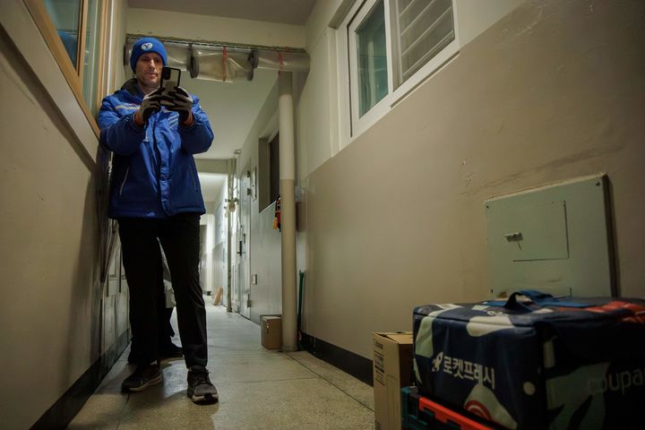 [서울=뉴시스] 로저스 대표가 배송업무를 하고 있는 모습 (사진=쿠팡 제공) 2026.03.20. photo@newsis.com *재판매 및 DB 금지