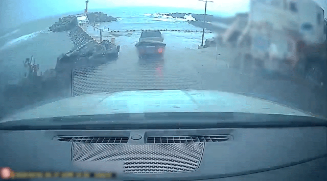 [제주=뉴시스] 2일 오후 서귀포시 남원읍의 한 도로에서 음주 무면허 도주극을 벌인 40대 불법 체류 중국인이 경찰에 붙잡혔다. (영상=제주경찰청 제공) 2026.03.20. photo@newsis.com