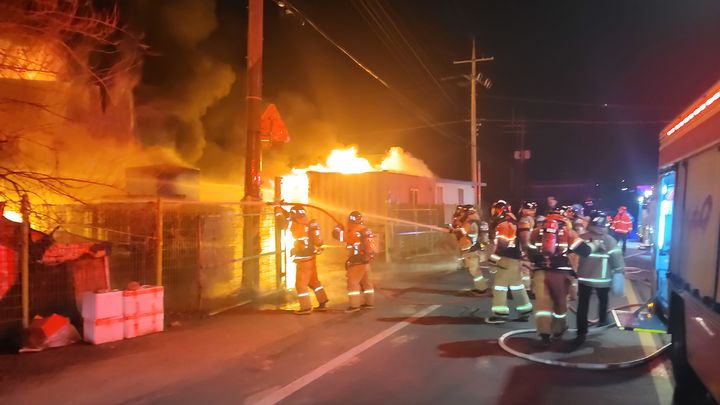 [완주=뉴시스] 20일 오전 4시16분께 전북 완주군 용진읍의 한 공장 부속 창고에서 불이 나 소방대원들이 화재 진화를 시도하고 있다. (사진=전북도소방본부 제공) 2026.03.20. photo@newsis.com *재판매 및 DB 금지