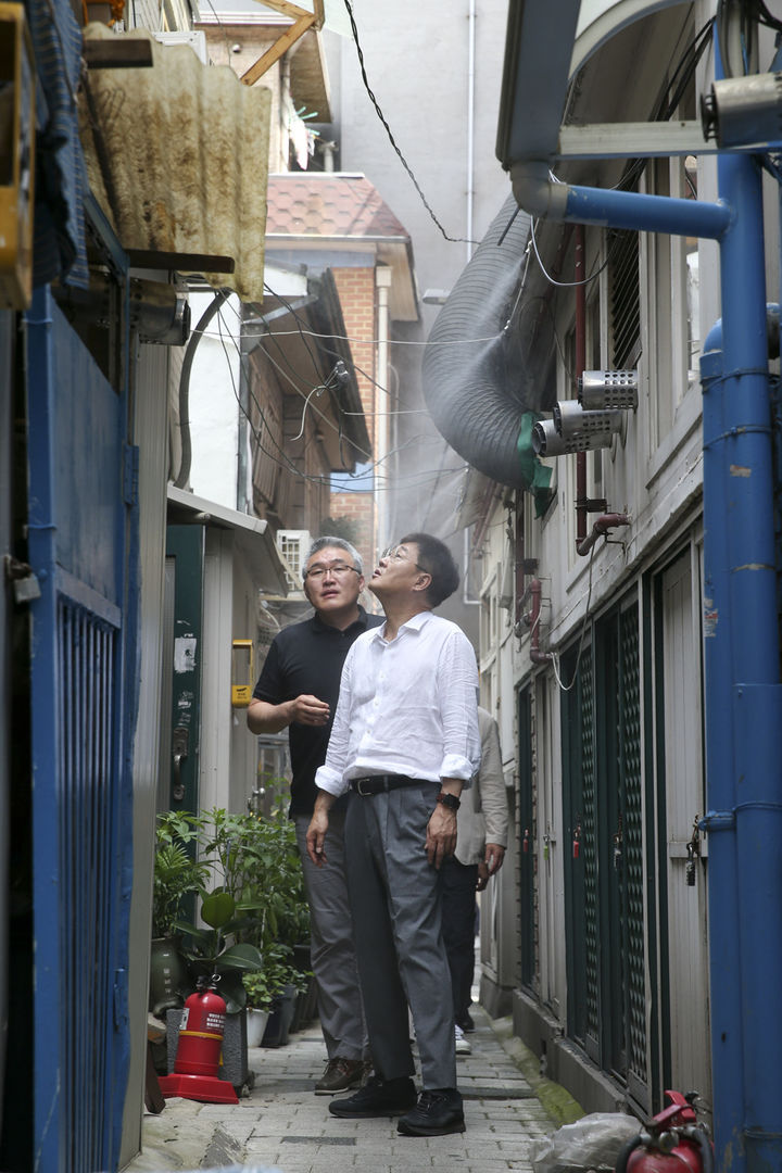 [서울=뉴시스] 돈의동 쪽방 현장방문. 2026.03.20. (사진=종로구 제공) *재판매 및 DB 금지