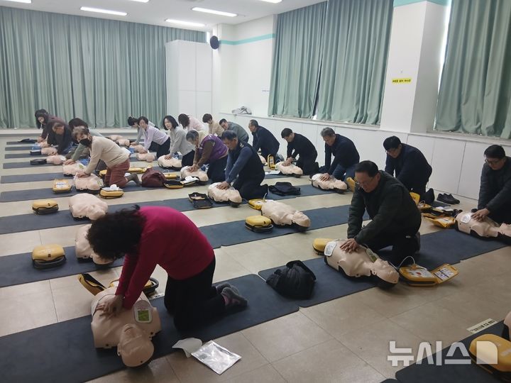 [안양=뉴시스] 생명지킴이 공동체 안전체험 교육 참가자들이 심폐소생술을 익히고 있다. (사진=안양시 제공) .2026.03.20. photo@newsis.com