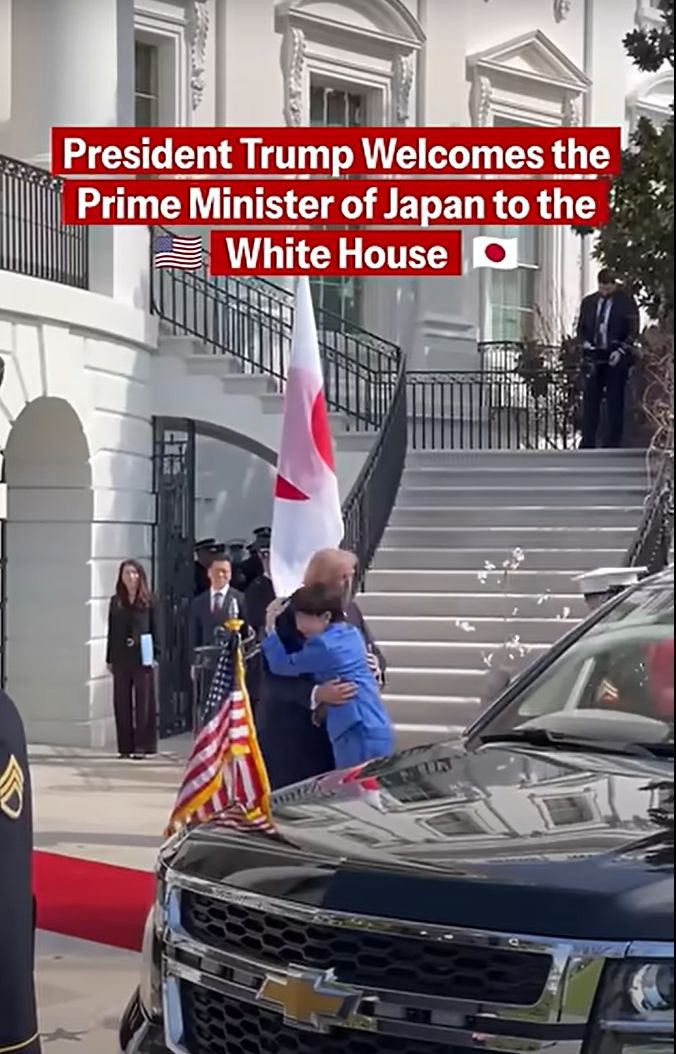 [서울=뉴시스] 미 백악관이 19일(현지 시간) 홈페이지에 공개한 16초 분량의 영상에는 이날 워싱턴 백악관에 도착한 다카이치 사나에 일본 총리가 마중 나온 도널드 트럼프 미국 대통령을 반갑게 끌어안는 장면이 담겼다. 2026.03.20. *재판매 및 DB 금지