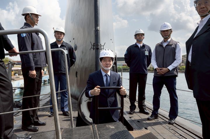 [서울=뉴시스]라이칭더 대만 총통이 19일 대만 자체 개발 첫 잠수함인 하이쿤함에 탑승해 해군 전력 강화를 강조했다. 라이 총통이 하이쿤함 내부로 진입하는 모습. <사진출처: 페이스북>2026.03.20