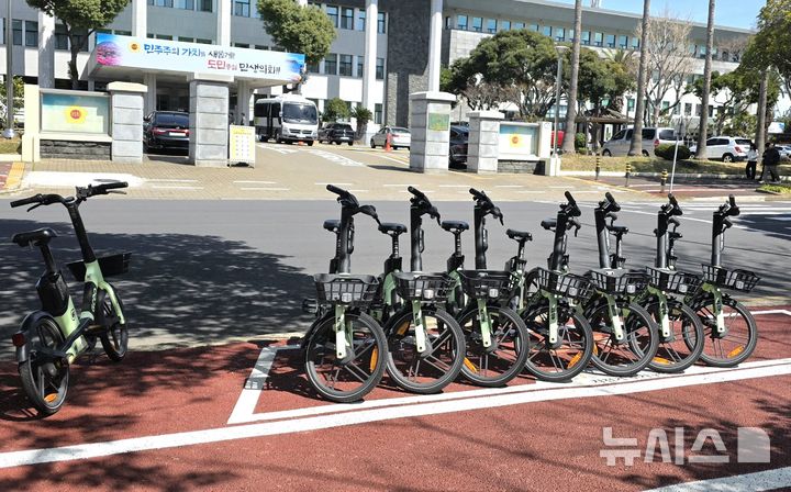 [제주=뉴시스] 임재영 기자 = 20일 오전 제주도청 부근에 비치된 공유 전기자전거. 자원안보 위기를 맞아 차량 대신 이용하면 공직자에게 이용료를 지원한다. 2026.03.20. ijy788@newsis.com