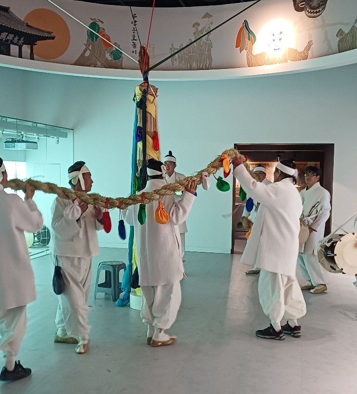 [밀양=뉴시스] 밀양백중놀이 용줄갈이 행사를 진행하고 있다. (사진= 밀양시 제공) 2026.03.20. photo@newsis.com *재판매 및 DB 금지