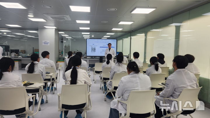 [시흥=뉴시스] 경기 시흥 SNU 제약·바이오 인력 양성센터가 제약·바이오 기초 실험 교육을 하고 있다. (사진=시흥시 제공).2026.03.20. photo@newsis.com