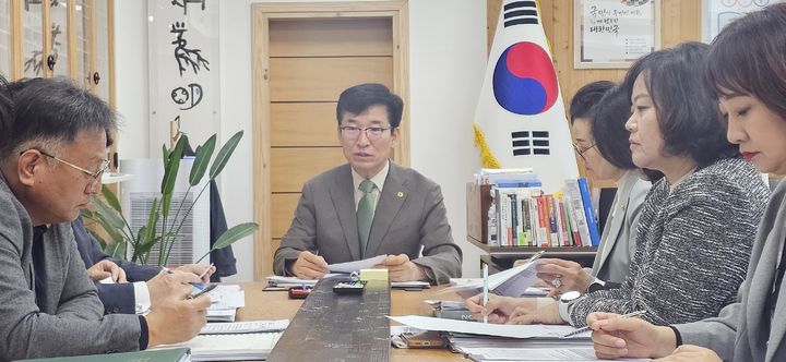 윤건영 충북도교육감이 20일 집무실에서 기획회의를 주재하고 있다.(사진=충북교육청 제공).2026.03.20.photo@newsis.com *재판매 및 DB 금지