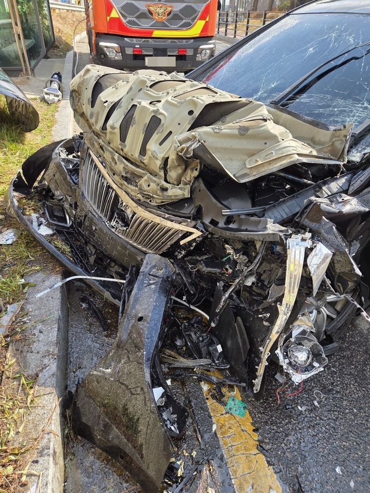 [당진=뉴시스] 20일 오전 10시19분께 충남 당진시 시곡동에서 승용차가 도로 옹벽을 들이 받아 60대 운전자가 숨졌다. (사진=당진소방서 제공) 2026.03.20. photo@newsis.com *재판매 및 DB 금지