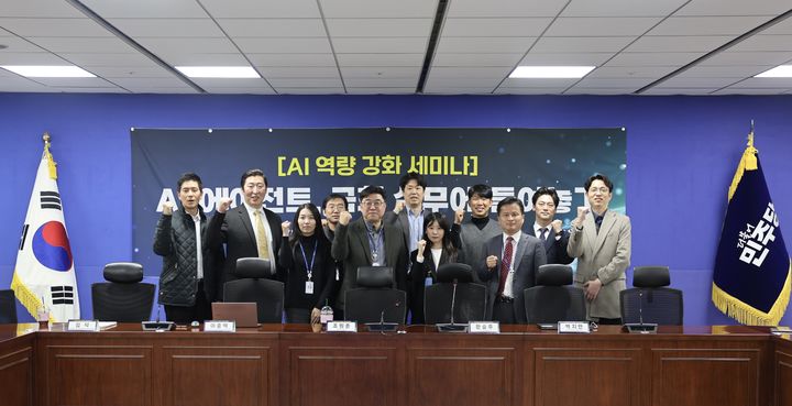 [서울=뉴시스] 한국제약바이오헬스 정책전문위원회는 지난 19일 국회의원회관에서 보건복지위원회 더불어민주당 보좌진을 대상으로 AI 역량 강화 세미나 'AI 에이전트, 국회 실무에 들여놓기'를 개최했다고 20일 밝혔다. (사진=한국제약바이오헬스 정책전문위원회 제공) 2026.3.20. photo@newsis.com *재판매 및 DB 금지