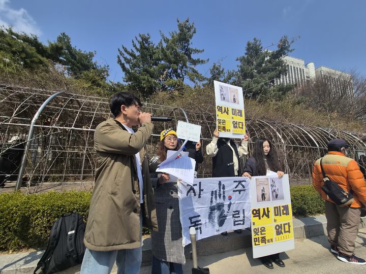 [서울=뉴시스] 조수원 기자 = 20일 오후 1시께 독립운동가 후손과 관계자들이 서울 서초구 서울중앙지법 앞에서 김병헌 위안부법폐지국민행동 대표에 대해 구속을 촉구하는 기자회견을 개최했다.2026.03.20.tide1@newsis.com *재판매 및 DB 금지