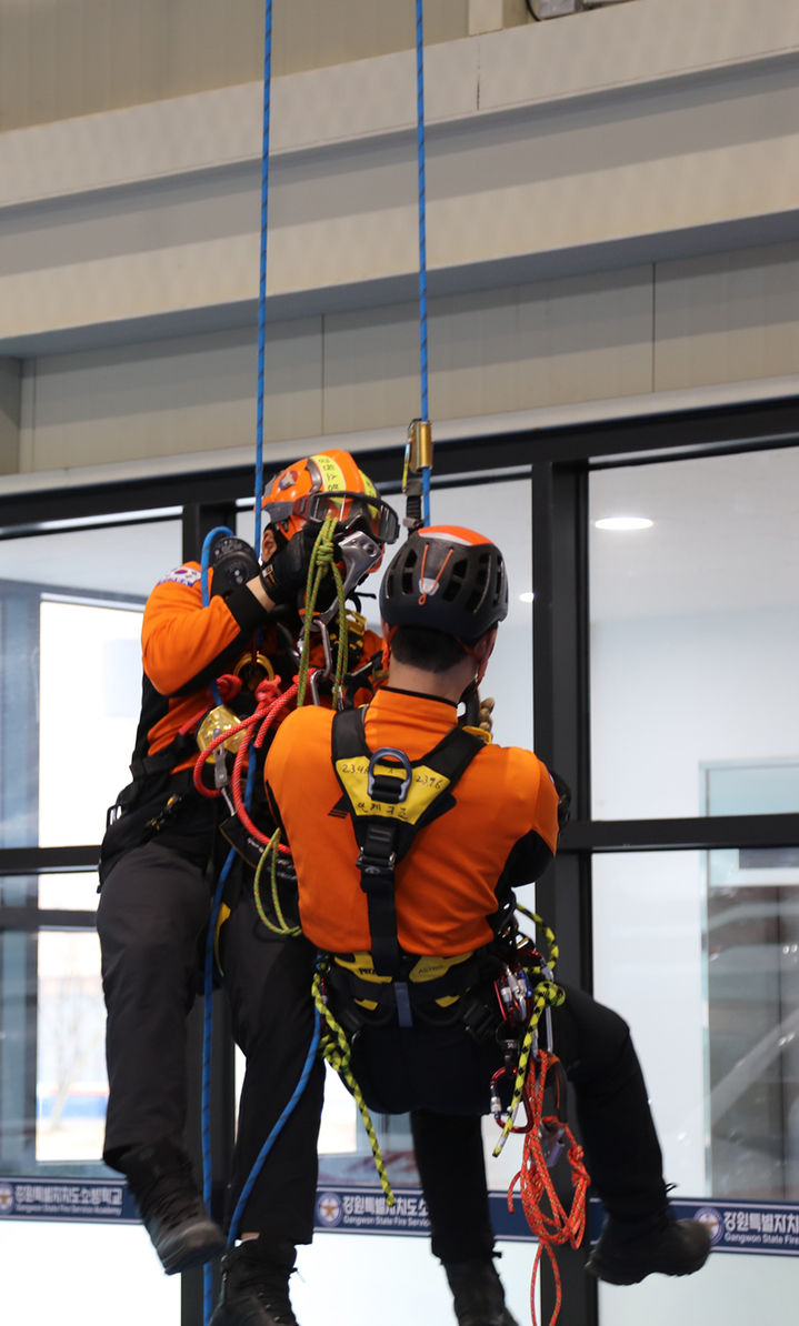 지난 16~20일까지 5일간 강원소방학교에서 119구조대원들을 대상으로 진행한 ‘제6기 로프액세스(Rope Access)반 교육’모습.(사진=강원소방학교 제공) *재판매 및 DB 금지