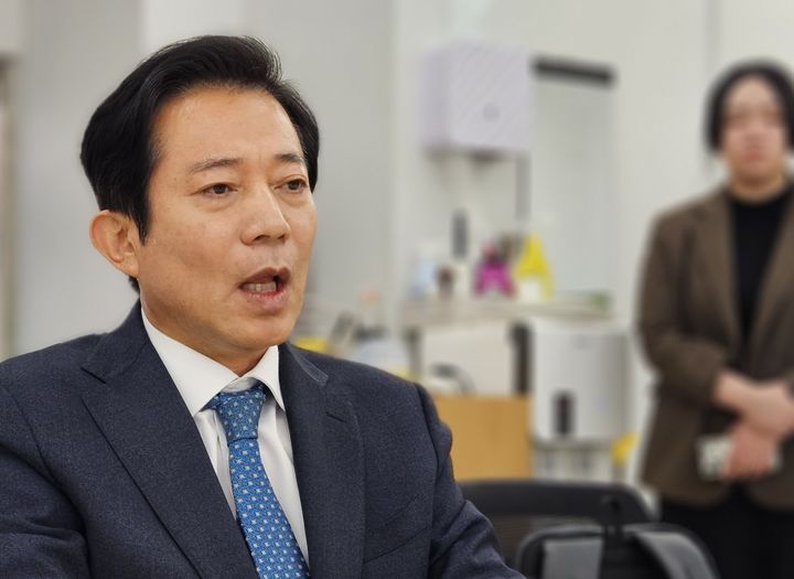 충북도청에서 지방의원 공천심사 결과에 이의를 제기하는 이강일(청주 상당) 의원. *재판매 및 DB 금지