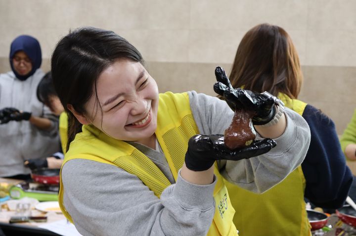 [대구=뉴시스] 대구 달서구는 성서종합사회복지관과 피에이치씨발레오가 세계 여성의 날을 맞아 지역 이주민 여성과 아동을 위한 사회공헌활동을 진행했다. (사진=대구 달서구 제공) 2026.03.20. photo@newsis.com *재판매 및 DB 금지