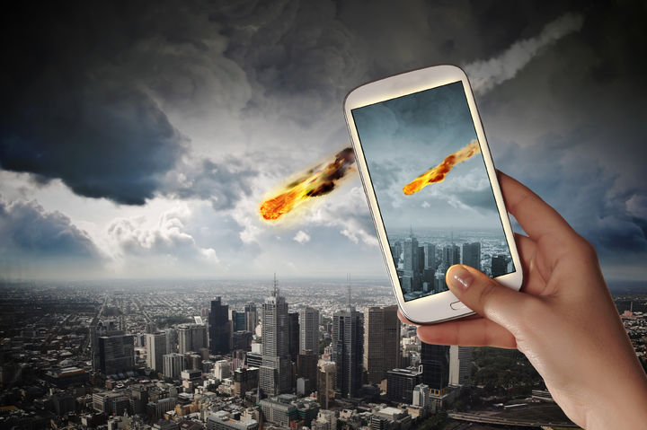 [서울=뉴시스] 미국 클리블랜드 상공에서 지름 6피트(약 1.83m) 크기의 유성이 시속 4만5000마일(약 7만2420㎞)로 떨어지다가 굉음을 내면서 분해됐다. (사진=유토이미지)