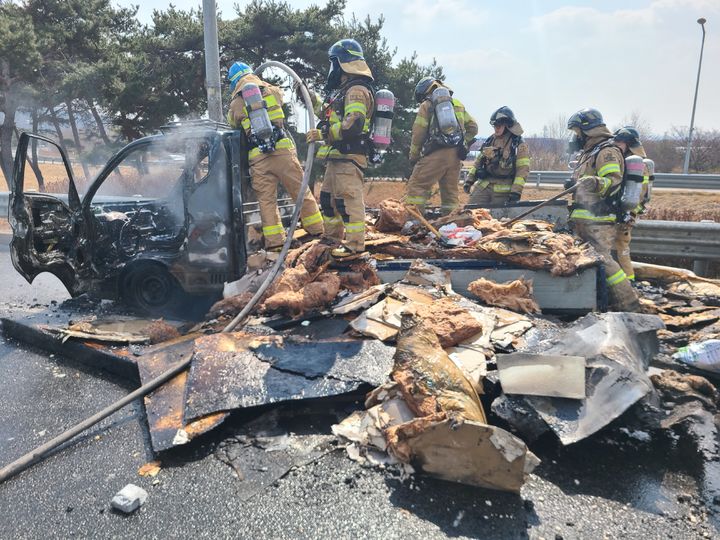 인천공항고속도로 화재 현장. (사진=김포소방서 제공) *재판매 및 DB 금지