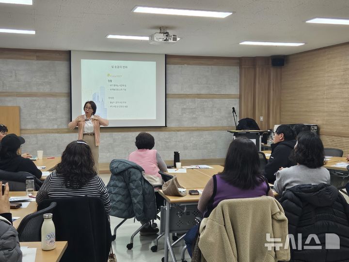 [전주=뉴시스] 노사발전 전북중장년내일센터, 중장년 여성 경력전환 재취업 지원 현장 모습. *재판매 및 DB 금지