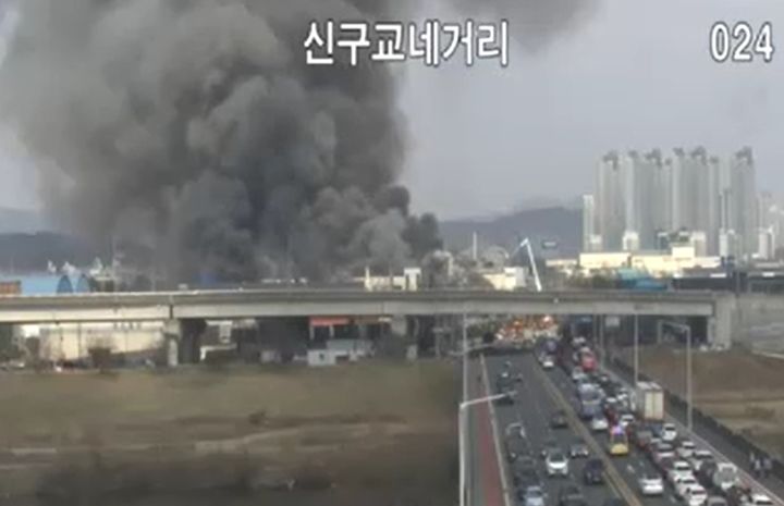 대전 대덕구 문평동 공장 화재로 검은 연기가 치솟는 모습(도시교통정보센터 CCTV 갈무리)