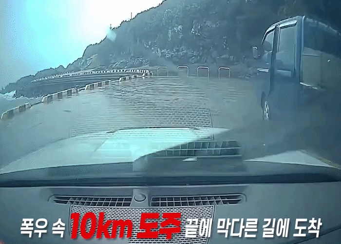 [서울=뉴시스] 지난 19일 경찰청 유튜브에 따르면 제주 서귀포에서 비가 내리던 날 음주 운전 의심 신고가 접수돼 경찰이 추격전을 벌였다. (사진=경찰청 유튜브 갈무리) *재판매 및 DB 금지