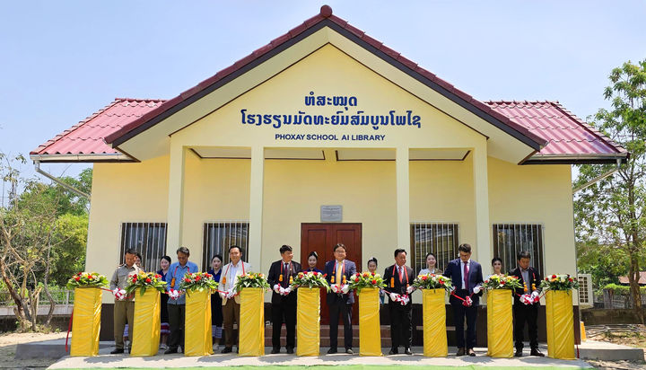 [서울=뉴시스] 라오스 중앙은행(BOL) 위쏜 싸이쏭캄 비은행 감독국장(왼쪽에서 네번째), KB코라오리싱 주인현 법인장(왼쪽에서 다섯번째) 등 주요 관계자들이 도서관 완공 기념 커팅식을 진행하고 있다. (사진=KB캐피탈 제공) 2026.03.20. photo@newsis.com *재판매 및 DB 금지