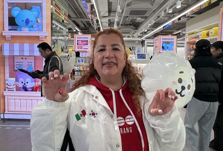 [서울=뉴시스] 신유림 기자 = 서울 중구의 한 팬시용품 판매점을 찾은 멕시코 팬이 손톱에 그린 BTS 관련 네일아트를 보여주고 있다. 2026.03.20. spicy@newsis.com *재판매 및 DB 금지