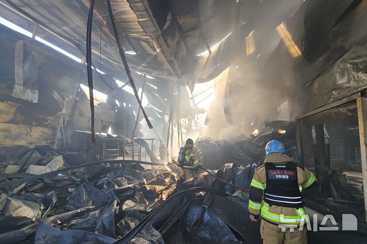 [영천=뉴시스] 영천시 청통면 호동리 마늘가공 공장 화재 현장.(사진=경북소방본부 제공) 2026.3.20.photo@newsis.com