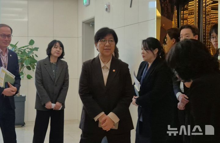 [울산=뉴시스] 구미현 기자 = 정은경 보건복지부 장관이 20일 오후 울산 일가족 사망사건과 관련 대책회의에 참석하기 위해 울주군청을 방문하고 있다. 2026.03.20. gorgeouskoo@newsis.com