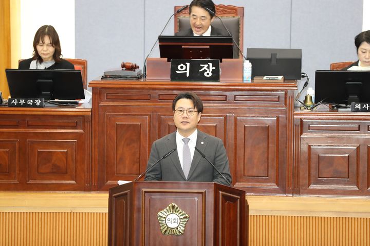 [울산=뉴시스] 20일 울산 남구의회 본회의장에서 제276회 임시회 제2차 본회의가 개최된 가운데 김장호 의원이 '주요 관광지 접근성 향상을 위한 수요응답형 교통체계 도입'을 주제로 5분 자유발언을 하고 있다. (사진=울산 남구의회 제공) 2026.03.20. photo@newsis.com *재판매 및 DB 금지