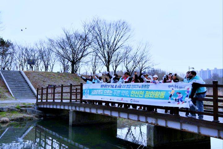 [수원=뉴시스] 환경 정화활동. (사진=건보공단 인천경기본부 제공) 2026.03.20. photo@newsis.com *재판매 및 DB 금지