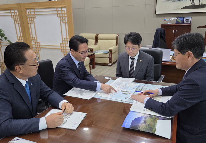 [고창=뉴시스] 지난 19일 국토교통부를 방문한 심덕섭 고창군수(왼쪽 두번째)가 홍지선 제2차관에게 서해안철도사업을 설명하고 있다. *재판매 및 DB 금지